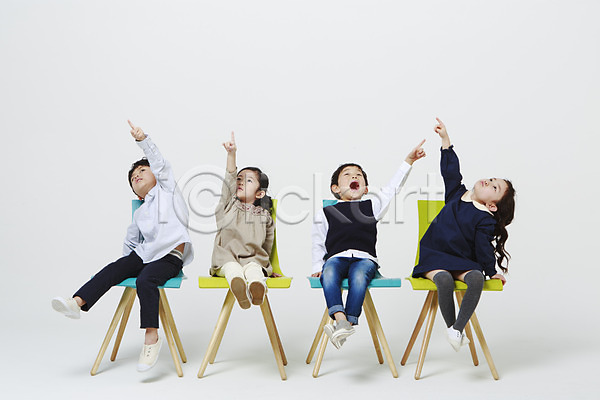 남자 어린이만 여러명 여자 유치원생 한국인 JPG 앞모습 포토 가리킴 나무의자 놀람 손들기 스튜디오촬영 실내 앉기 올려보기 의자 입벌림 전신 흰배경