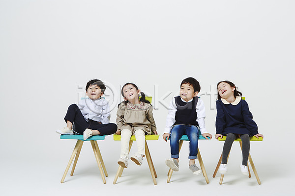 남자 어린이만 여러명 여자 유치원생 한국인 JPG 앞모습 포토 나무의자 미소(표정) 스튜디오촬영 실내 앉기 올려보기 의자 전신 흰배경