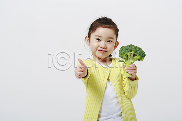 소녀한명만 어린이만 여자 유치원생 한국인 한명 JPG 앞모습 포토 들기 브로콜리 상반신 스튜디오촬영 실내 엄지손가락 채소 최고 흰배경