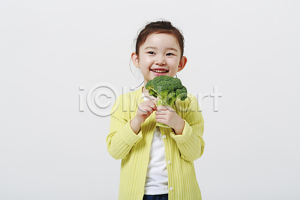 소녀한명만 어린이만 여자 유치원생 한국인 한명 JPG 앞모습 포토 들기 미소(표정) 브로콜리 상반신 스튜디오촬영 실내 채소 흰배경