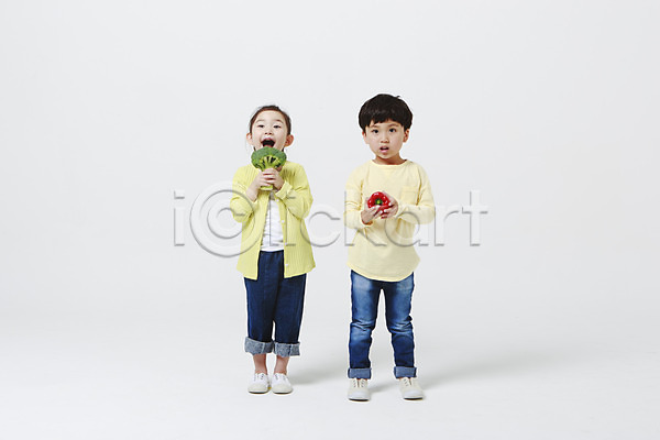 남자 두명 어린이만 여자 유치원생 한국인 JPG 앞모습 포토 들기 브로콜리 서기 스튜디오촬영 실내 전신 채소 파프리카 피망 흰배경