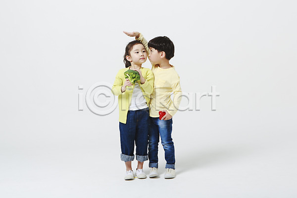 남자 두명 어린이만 여자 유치원생 한국인 JPG 앞모습 포토 들기 브로콜리 서기 손들기 스튜디오촬영 실내 전신 채소 키재기 파프리카 피망 흰배경