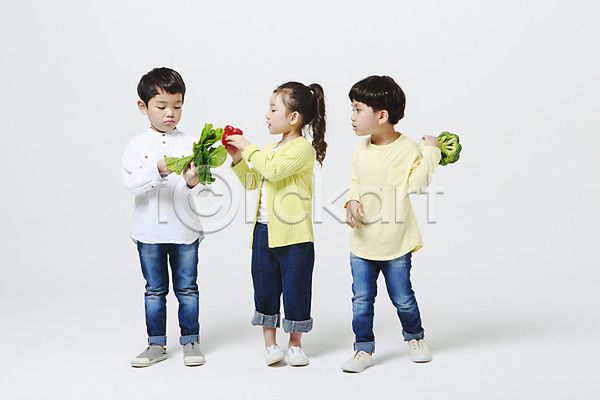 남자 세명 어린이만 여자 유치원생 한국인 JPG 앞모습 포토 들기 브로콜리 상추 서기 스튜디오촬영 실내 전신 채소 파프리카 피망 흰배경