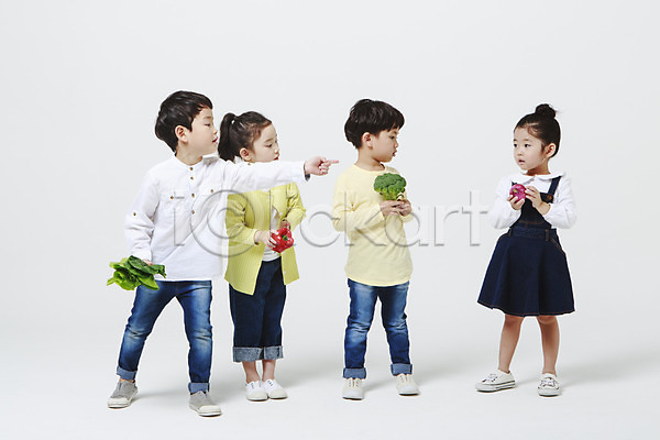 남자 어린이만 여러명 여자 유치원생 한국인 JPG 앞모습 포토 가리킴 들기 브로콜리 상추 서기 스튜디오촬영 실내 적양파 전신 채소 파프리카 피망 흰배경