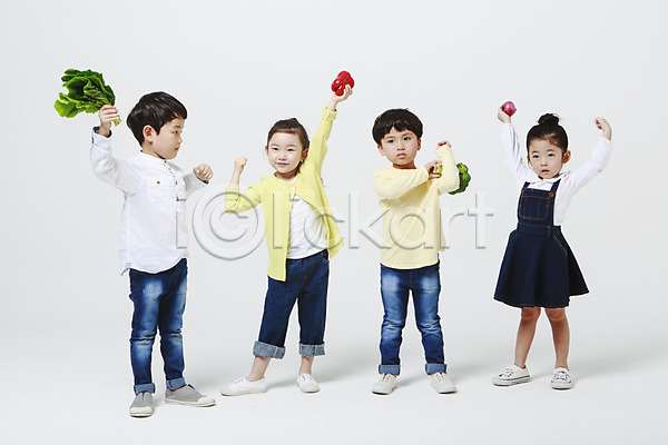 남자 어린이만 여러명 여자 유치원생 한국인 JPG 앞모습 포토 들기 브로콜리 상추 서기 손들기 스튜디오촬영 실내 적양파 전신 채소 파프리카 피망 흰배경