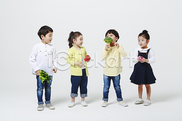 남자 어린이만 여러명 여자 유치원생 한국인 JPG 앞모습 포토 들기 먹기 브로콜리 상추 서기 스튜디오촬영 실내 응시 적양파 전신 채소 파프리카 피망 흰배경