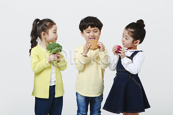 남자 세명 어린이만 여자 유치원생 한국인 JPG 앞모습 포토 들기 먹기 브로콜리 상반신 서기 스튜디오촬영 실내 응시 적양파 햄버거 흰배경