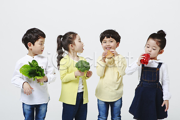 남자 어린이만 여러명 여자 유치원생 한국인 JPG 앞모습 포토 들기 먹기 브로콜리 상반신 상추 서기 스튜디오촬영 실내 응시 파프리카 피망 햄버거 흰배경