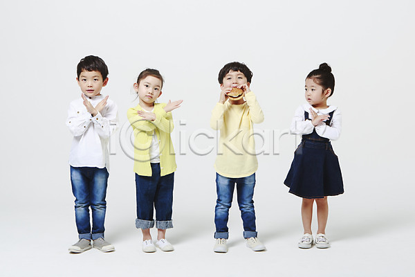 남자 어린이만 여러명 여자 유치원생 한국인 JPG 앞모습 포토 X 금지 들기 먹기 서기 손짓 스튜디오촬영 실내 아니오 전신 햄버거 흰배경