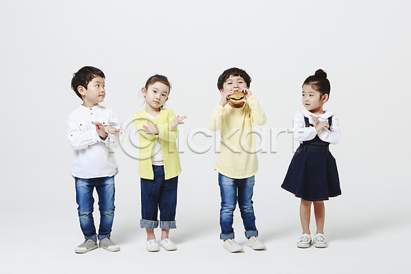 남자 어린이만 여러명 여자 유치원생 한국인 JPG 앞모습 포토 X 금지 들기 먹기 서기 손짓 스튜디오촬영 실내 아니오 응시 전신 햄버거 흰배경