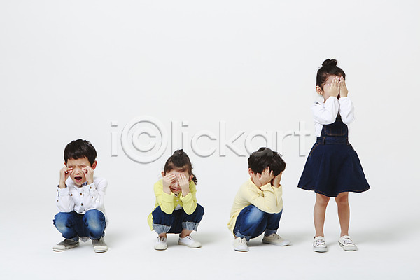 남자 어린이만 여러명 여자 유치원생 한국인 JPG 앞모습 포토 기다림 눈가림 서기 스튜디오촬영 실내 앉기 웅크림 전신 흰배경