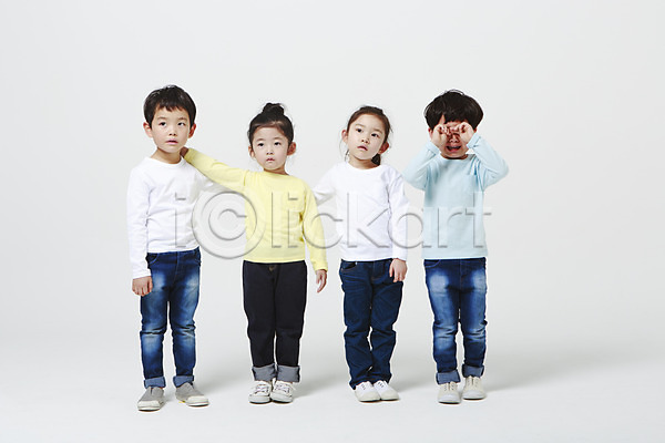 남자 어린이만 여러명 여자 유치원생 한국인 JPG 앞모습 포토 눈가림 서기 스튜디오촬영 실내 어깨동무 울음 전신 흰배경