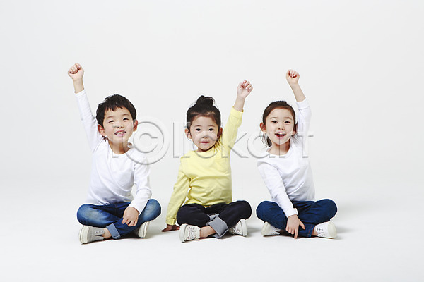 남자 세명 어린이만 여자 유치원생 한국인 JPG 앞모습 포토 가부좌 미소(표정) 손들기 스튜디오촬영 실내 앉기 전신 주먹 흰배경