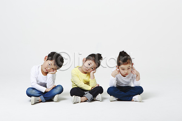 고민 남자 세명 어린이만 여자 유치원생 한국인 JPG 앞모습 포토 가부좌 갸우뚱 생각 스튜디오촬영 실내 앉기 전신 흰배경