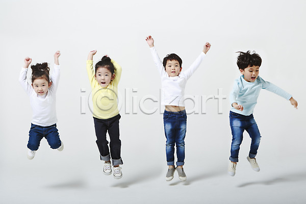 남자 어린이만 여러명 여자 유치원생 한국인 JPG 앞모습 포토 손들기 스튜디오촬영 실내 전신 점프 흰배경
