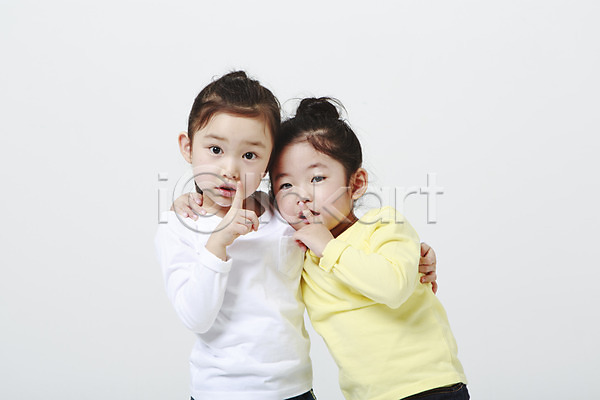 두명 소녀만 어린이만 여자 유치원생 한국인 JPG 앞모습 포토 상반신 쉿 스튜디오촬영 실내 어깨동무 흰배경