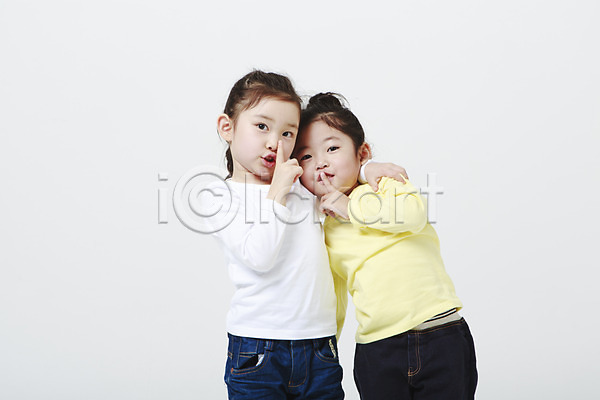 두명 소녀만 어린이만 여자 유치원생 한국인 JPG 앞모습 포토 상반신 쉿 스튜디오촬영 실내 어깨동무 흰배경