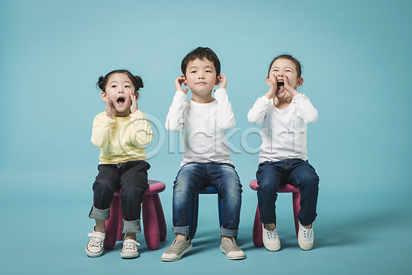 남자 세명 어린이만 여자 유치원생 한국인 JPG 앞모습 포토 귀막기 스튜디오촬영 실내 앉기 외침 의자 전신 파란배경