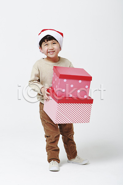 남자 소년한명만 어린이만 유치원생 한국인 한명 JPG 포토 들기 미소(표정) 산타모자 서기 선물상자 스튜디오촬영 실내 전신 크리스마스 흰배경