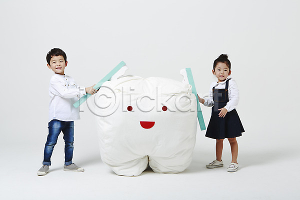 남자 두명 어린이만 여자 유치원생 한국인 JPG 포토 닦기 미소(표정) 서기 스튜디오촬영 실내 양치 인형 전신 청결 치아 칫솔 흰배경