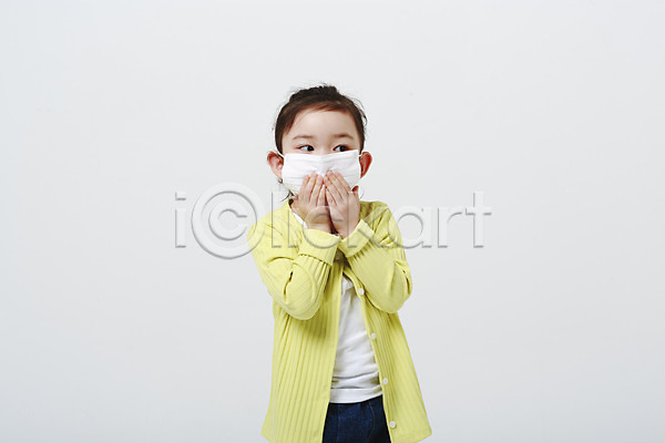 고통 소녀한명만 어린이만 여자 유치원생 한국인 한명 JPG 앞모습 포토 마스크 상반신 스튜디오촬영 실내 의학 입가림 코로나바이러스 흰배경