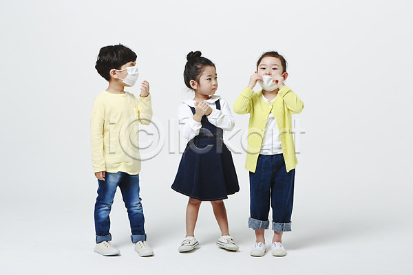 고통 남자 세명 어린이만 여자 유치원생 한국인 JPG 앞모습 포토 마스크 서기 스튜디오촬영 실내 의학 전신 코로나바이러스 흰배경