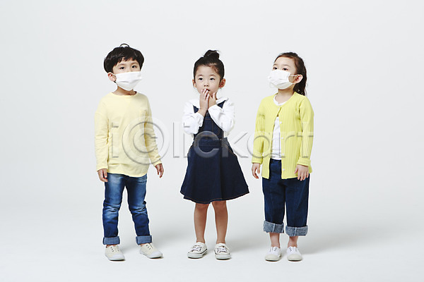 고통 남자 세명 어린이만 여자 유치원생 한국인 JPG 앞모습 포토 마스크 서기 스튜디오촬영 실내 의학 입가림 전신 코로나바이러스 흰배경