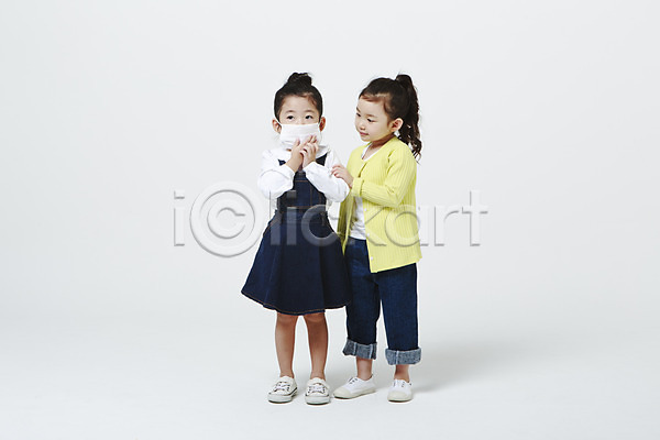 고통 두명 소녀만 어린이만 여자 유치원생 한국인 JPG 앞모습 포토 마스크 서기 스튜디오촬영 실내 의학 전신 코로나바이러스 흰배경