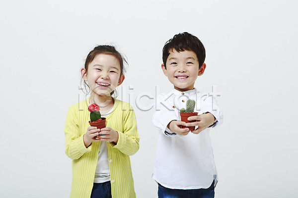 남자 두명 어린이만 여자 유치원생 한국인 JPG 앞모습 포토 들기 미소(표정) 상반신 선인장 스튜디오촬영 실내 화분 흰배경