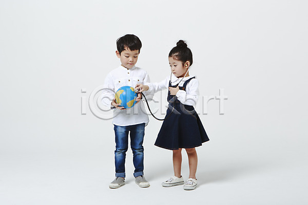 남자 두명 어린이만 여자 유치원생 한국인 JPG 앞모습 포토 들기 서기 스튜디오촬영 실내 전신 지구본 진료 청진기 흰배경