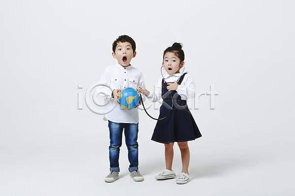 남자 두명 어린이만 여자 유치원생 한국인 JPG 앞모습 포토 놀람 들기 서기 스튜디오촬영 실내 입벌림 전신 지구본 진료 청진기 흰배경