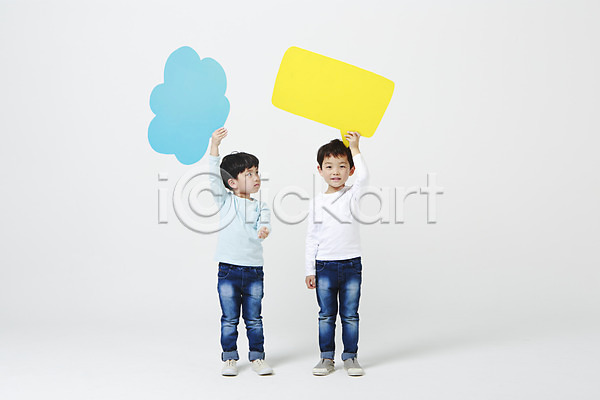 남자 두명 소년만 어린이만 유치원생 한국인 JPG 앞모습 포토 들기 말풍선 서기 손들기 스튜디오촬영 실내 전신 흰배경