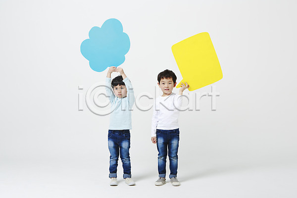 남자 두명 소년만 어린이만 유치원생 한국인 JPG 앞모습 포토 들기 말풍선 서기 손들기 스튜디오촬영 실내 전신 흰배경