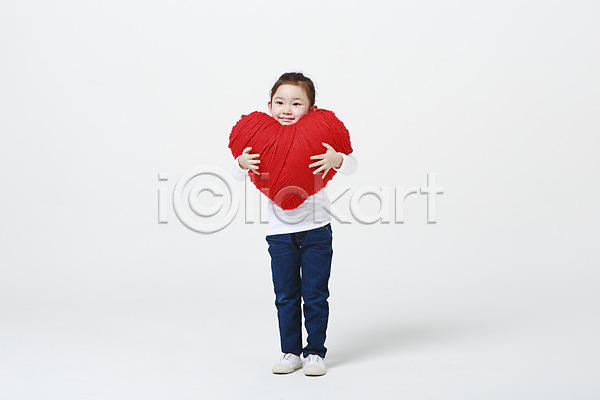 소녀한명만 어린이만 여자 유치원생 한국인 한명 JPG 앞모습 포토 들기 서기 스튜디오촬영 실내 안기 전신 하트 하트쿠션 흰배경