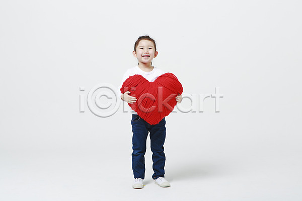 소녀한명만 어린이만 여자 유치원생 한국인 한명 JPG 앞모습 포토 들기 미소(표정) 서기 스튜디오촬영 실내 안기 전신 하트 하트쿠션 흰배경