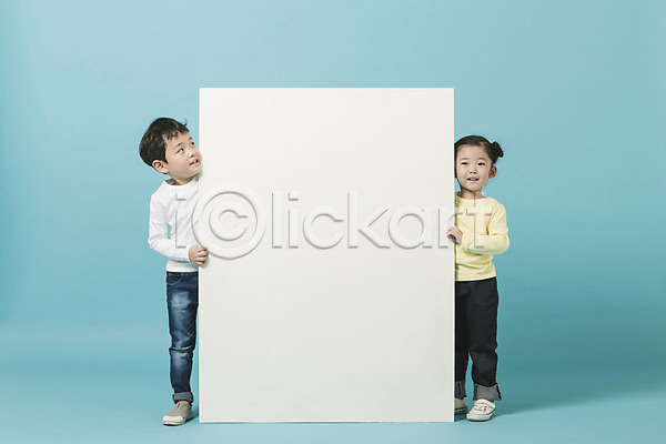 남자 두명 어린이만 여자 유치원생 한국인 JPG 앞모습 포토 사각프레임 서기 스튜디오촬영 실내 올려보기 전신 파란배경