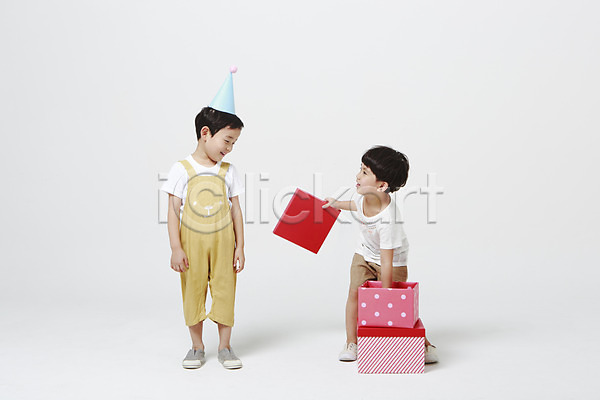남자 두명 소년만 어린이만 유치원생 한국인 JPG 앞모습 포토 고깔(모자) 마주보기 서기 선물상자 스튜디오촬영 실내 오픈 전신 흰배경