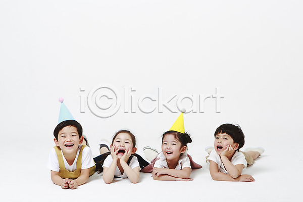 남자 어린이만 여러명 여자 유치원생 한국인 JPG 앞모습 포토 고깔(모자) 미소(표정) 상반신 스튜디오촬영 실내 엎드리기 입벌림 턱괴기 흰배경