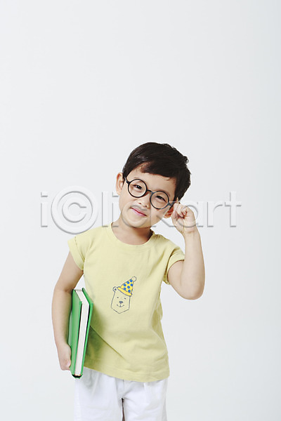 고민 남자 소년한명만 어린이만 유치원생 한국인 한명 JPG 앞모습 포토 들기 상반신 서기 스튜디오촬영 실내 안경 안경낌 어린이교육 책 흰배경