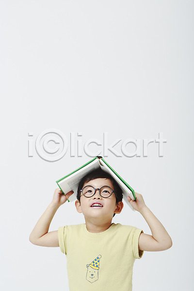 남자 소년한명만 어린이만 유치원생 한국인 한명 JPG 앞모습 포토 놓기 들기 상반신 스튜디오촬영 실내 안경 안경낌 어린이교육 올려보기 책 흰배경