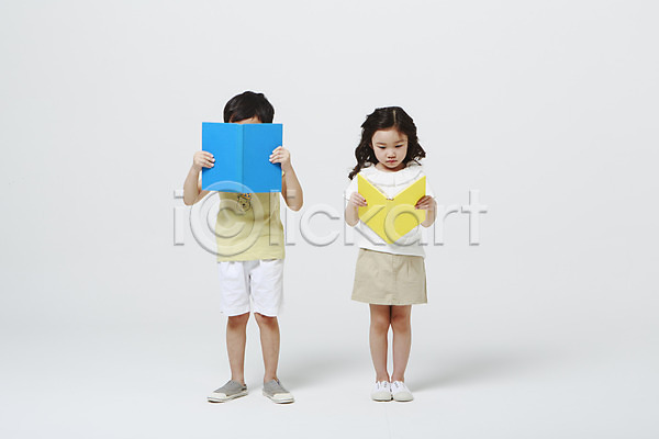 남자 두명 어린이만 여자 유치원생 한국인 JPG 앞모습 포토 독서 들기 서기 스튜디오촬영 실내 어린이교육 얼굴가리기 전신 책 흰배경