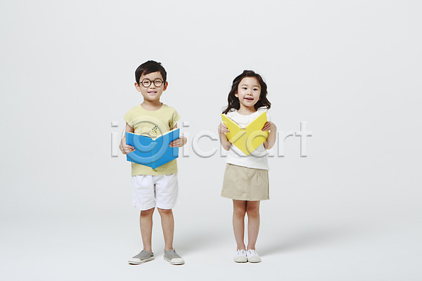 남자 두명 어린이만 여자 유치원생 한국인 JPG 앞모습 포토 독서 들기 서기 스튜디오촬영 실내 안경 안경낌 어린이교육 전신 책 흰배경