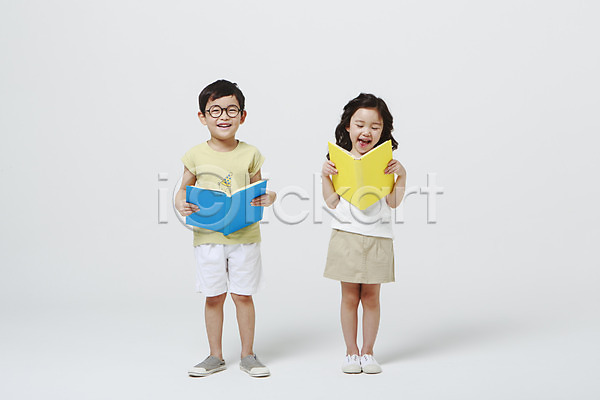 남자 두명 어린이만 여자 유치원생 한국인 JPG 앞모습 포토 독서 들기 미소(표정) 서기 스튜디오촬영 실내 안경 안경낌 어린이교육 전신 책 흰배경