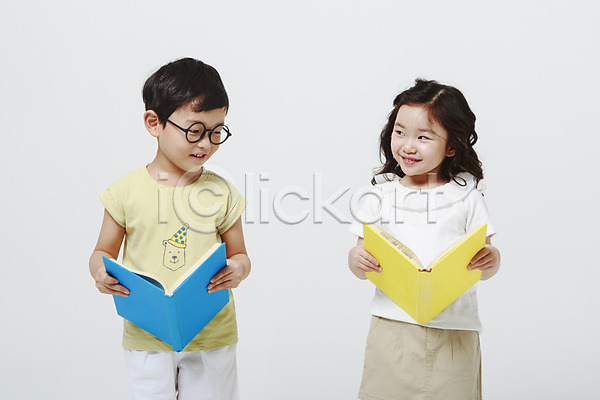 남자 두명 어린이만 여자 유치원생 한국인 JPG 앞모습 포토 독서 들기 미소(표정) 상반신 서기 스튜디오촬영 실내 안경 안경낌 어린이교육 엿보기 책 흰배경