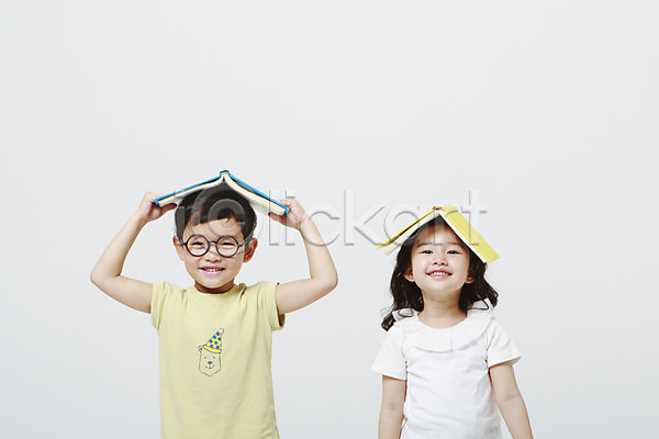 남자 두명 어린이만 여자 유치원생 한국인 JPG 앞모습 포토 놓기 독서 들기 미소(표정) 상반신 스튜디오촬영 실내 안경 안경낌 어린이교육 책 흰배경