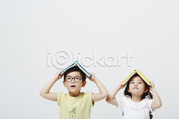 남자 두명 어린이만 여자 유치원생 한국인 JPG 앞모습 포토 놓기 독서 들기 상반신 스튜디오촬영 실내 안경 안경낌 어린이교육 올려보기 책 흰배경