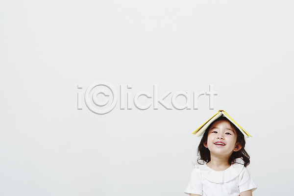 소녀한명만 어린이만 여자 유치원생 한국인 한명 JPG 앞모습 포토 놓기 독서 미소(표정) 상반신 스튜디오촬영 실내 어린이교육 책 흰배경
