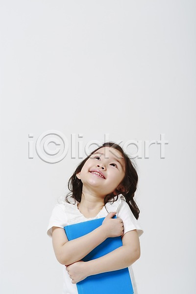 소녀한명만 어린이만 여자 유치원생 한국인 한명 JPG 앞모습 포토 고개들기 들기 미소(표정) 상반신 스튜디오촬영 실내 안기 어린이교육 올려보기 책 흰배경