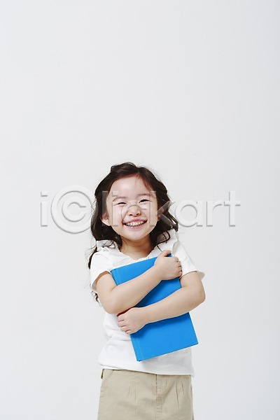 소녀한명만 어린이만 여자 유치원생 한국인 한명 JPG 앞모습 포토 들기 미소(표정) 상반신 스튜디오촬영 실내 안기 어린이교육 책 흰배경