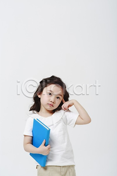 고민 소녀한명만 어린이만 여자 유치원생 한국인 한명 JPG 앞모습 포토 들기 상반신 생각 스튜디오촬영 실내 안기 어린이교육 책 흰배경